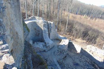 Pravděpodobně menší obranné věže pod předsunutým bergfritem (© Dušan Dohňanský  03/2022)