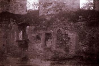 zbytky hradní kaple v paláci (© zdeněk komínek, 10/1993)