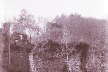 pohled z prvního patra paláce na dva bergfrity (© zdeněk komínek, 10/1993)