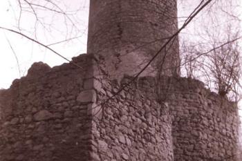 vysunutý bergfrit na polygonální podnoži (© zdeněk komínek, 02/1992)
