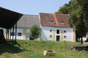 Hospodářské budovy ( © Ivan Grisa 07/2010)