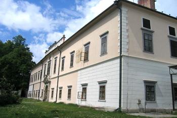 Hlavní průčelí zámku ( © Pavel Vítek 06/2006)