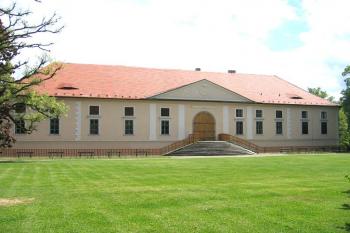 Zahradní vchod do zámku ( © Pavel Vítek 06/2006)