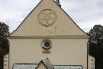 Západní průčelí kostela ze zvonice ( © Ivan Grisa 09/2010)