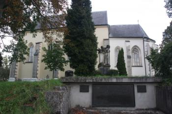 Kostel od jihu s pomníky obětí obou světových válek ( © Ivan Grisa 09/2010)