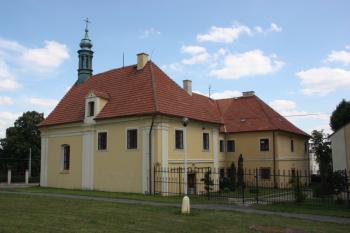 Fara s kaplí od severozápadu ( © Ivan Grisa 07/2011)