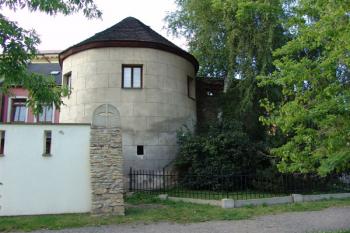 Zachovaná bašta opevnění, po pravé straně navazuje původní útžek zdiva ( © Roman Řezáč 08/2005)