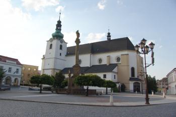 Pohled na kostel a před ním stojící Mariánský sloup ( © Roman Řezáč 08/2005)