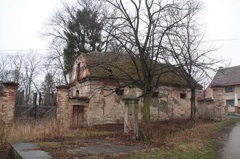 Budova stájí od východu ( © Ivan Grisa 03/2009)