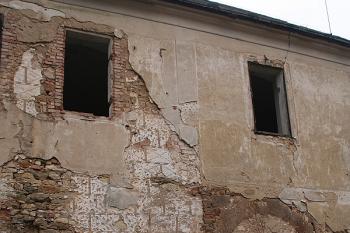 Detail jižního průčelí se zbytky sgrafit a zazděným portálem ( © Ivan Grisa 03/2009)