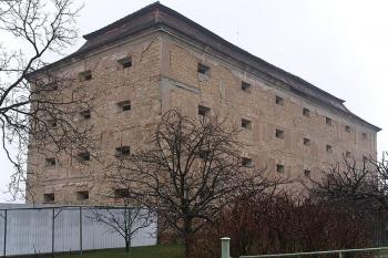 Obci dominuje mohutná barokní sýpka v nedalekém dvoře (© Ivan Grisa 03/2009)