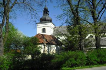 pohled na kostel a kostnici z ulice 5. května (© Martin  Višňa, 04/2012)