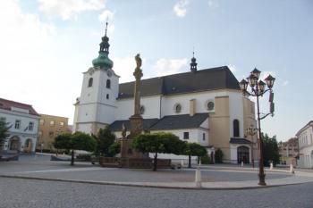 Pohled na sloup v pozadí s kostelem Navštívení Panny Marie ( © Roman Řezáč 08/2005)