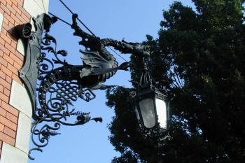 litinová lucerna na nároží ( © Hana Švandová)