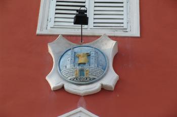 městský erb na průčelí radnice ( © Roman Řezáč 08/2005)