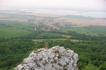 Pohled z místa hradu ( © Jiří Čížek 07/2004)
