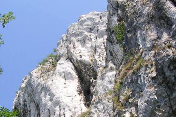 Kolmá skalní stěna pod hradem (© Jan P. Štěpánek, 07/2006)