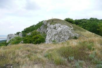pohled od jihozápadu na nejvyšší partii místa hradu ( © Jan P. Štěpánek 07/2008)