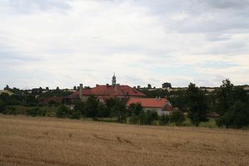 Pohled na zámek ze silnice Mašťov - Krásný Dvůr (© Ivan Grisa, 07/2008)