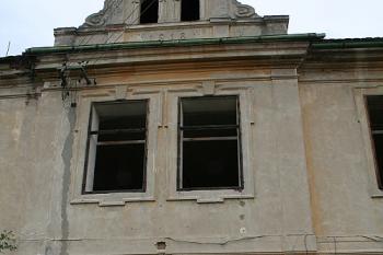 Vstupní risalit s letopočtem poslední úpravy (© Ivan Grisa, 07/2008)