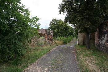 Výjezd z terasy před zámkem k západu (© Ivan Grisa, 07/2008)