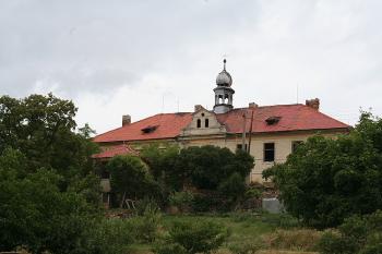 Zámek z návsi (© Ivan Grisa, 07/2008)