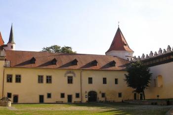 nádvoří hradu zleva: západní palác, prostor, kde stojí základy kostela sv. Alžběty, kaple, seevrní palác, prostor východního paláce ( © Jan P. Štěpánek 9/2005)