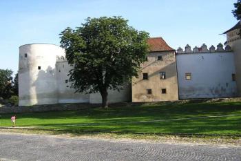 jihozápadní bašta a věžovitý přístavek, pohled od jihu na část opevnění vpravo od vstupní brány ( © Jan P. Štěpánek 09/2005)