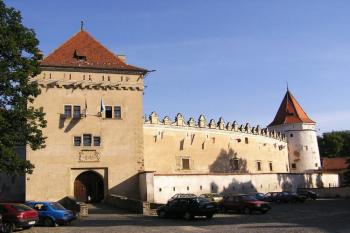 pohled od města na representační vstupní věžovitou bránu a opevnění na východ od ní ( © Jan P. Štěpánek 09/2005)