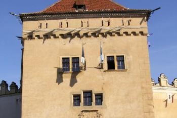 representační vstupní věžovitá brána do hradu ( © Jan P. Štěpánek 09/2005)
