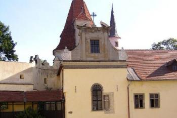 pohled z nádvoří na hradní kapli ( © Jan P. Štěpánek 09/2005)