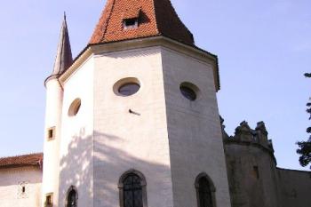 ukončení hradní kaple vystupuje za vnější obvod hradu ( © Jan P. Štěpánek 09/2005)