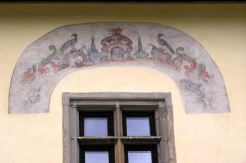 Odkrytá freska nad jedním z oken hlavního paláce ( © Jan P. Štěpánek 09/2006)