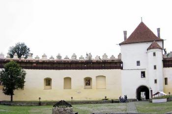Panoramatický pohled na hradní nádvoří z prostoru zaniklého kostelíka. ( © Jan P. Štěpánek 09/2006)
