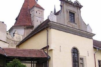 Pohled na hradní kapli zbudovanou z bývalé hradní bašty ( © Jan P. Štěpánek 09/2006)