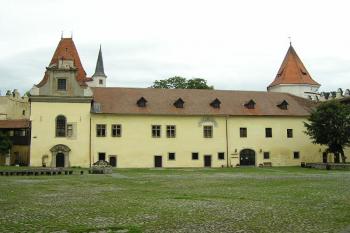 Hlavní hradní palác s kaplí ( © Jan P. Štěpánek 09/2006)