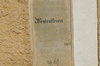 náhrobník vedle bočního vchodu (© Milan Caha  03/2026)