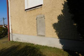 náhrobník v jižní zdi lodi (© Milan Caha  03/2026)