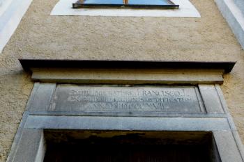 nápisová deska nad hlavním vchodem (© Milan Caha  03/2026)