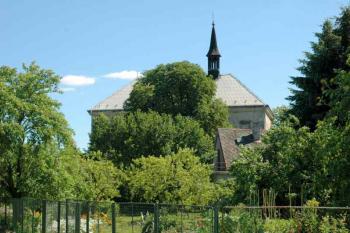 Pohled na část zámku z pole ( © Aleš Marek 07/2006)