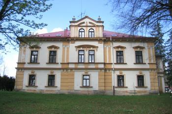 Novější, pseudorenesanční část zámku ( © Pavel Vítek 05/2006)