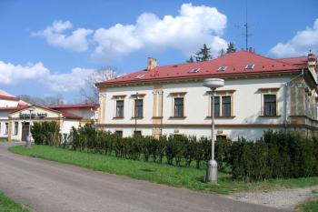 Průčelí zámku, s vchodem do hotelu ( © Pavel Vítek 05/2006)