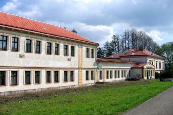 Průčelí zámku, s vchodem do hotelu ( © Pavel Vítek 05/2006)