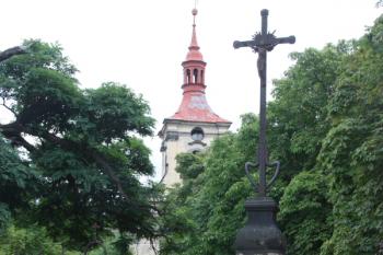 Kostel od vchodu na bývalý hřbitov ( © Ivan Grisa 07/2010)