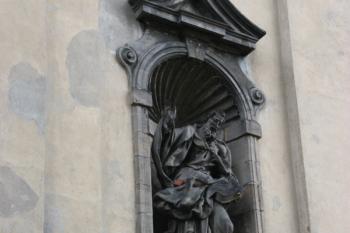 Socha svatého Petra v hlavním průčelí ( © Ivan Grisa 07/2010)
