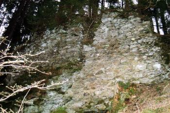 Část hradeb na severozápadě (© Jiří Cukr, 04/2002)