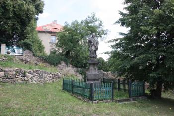 Socha od severozápadu (v pozadí fara) ( © Ivan Grisa 07/2011)