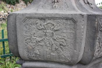 Relief mučení sv. Jana Nepomuckého na severozápadním boku soklu ( © Ivan Grisa 07/2011)