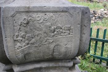 Relief shození sv. Jana Nepomuckého z Kamenného mostu v Praze na jihozápadním boku soklu ( © Ivan Grisa 07/2011)