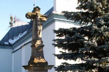 Barokní kříž umístěný v blízkosti vstupu do kostela sv. Kateřiny, kříž pochází z roku 1790 ( © Miroslav BITTER 12/2005)